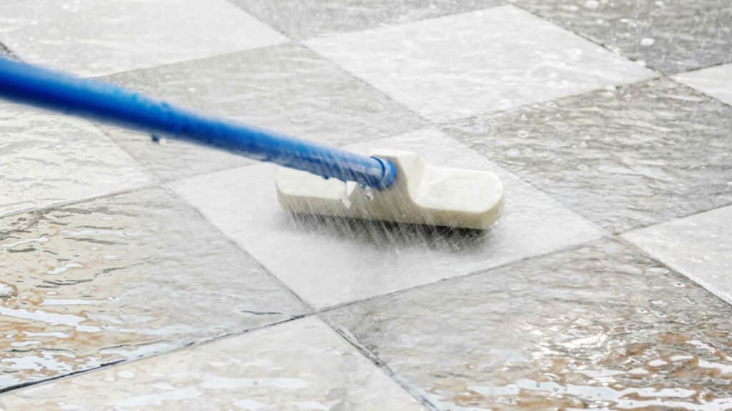 Η εύκολη λύση για καθαρά πλακάκια μπαλκονιού με μόνο 5 υλικά που έχουμε στην κουζίνα μας